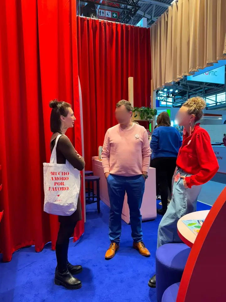Gespräch am Messestand